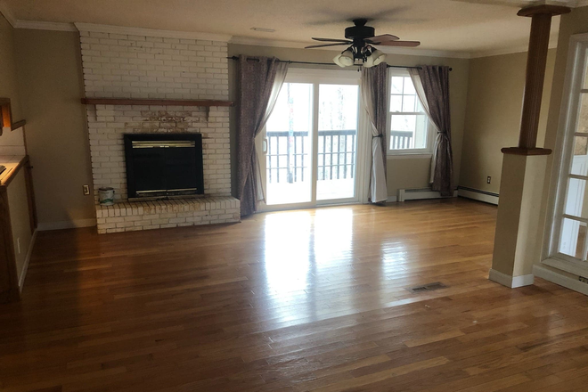 Living area - Huge 3-bedroom/2-Bath House!