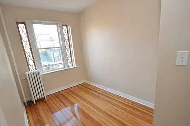 Bedroom - Cozy 2 Bed, 1 Bath Apartment on Joy St in Beacon Hill