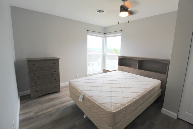 Bedroom - Remodeled Condo Available for the 26-27 School Year! 3 bed/3bath