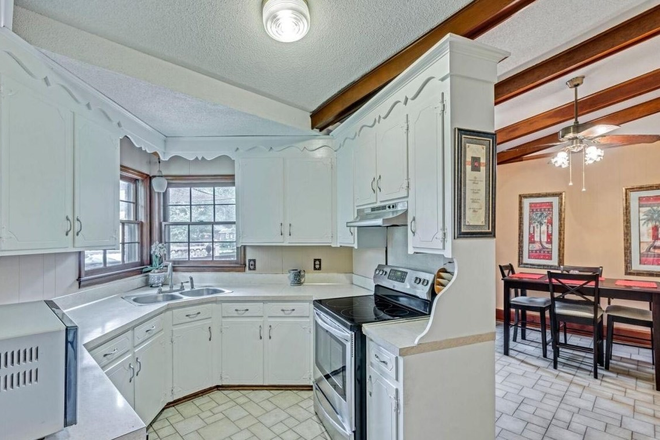 Kitchen - 3 bed, 2 bath, 10 min to MUSC, walk to small beach, screened porch, fireplace, deck, hardwoods House