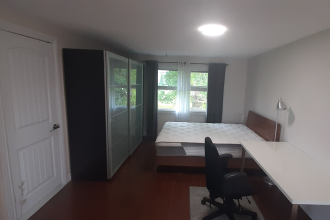 Bedroom 1 - 1 Furnished Master Bedroom, 2nd floor fully detached house - 600m walk from UTM - Fall 2025