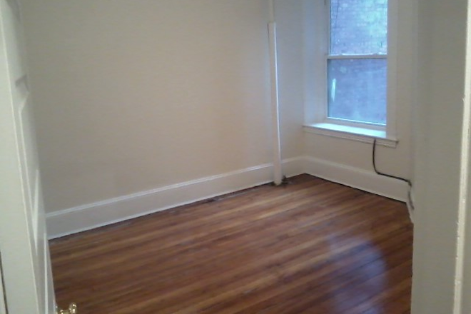 Room for rent - Room for Rent in Spacious 3-Bedroom Apartment for 10/1