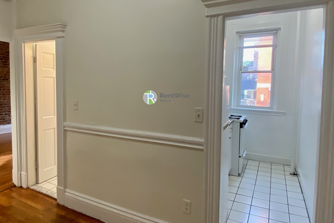 1 - SEPT 2026-Comm Ave 2 bed Split, Elevator, H/HW inc. Fitness Rm, No Fee Apartments