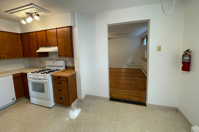 Kitchen - 717 E Washington St - Large 2 Bedroom Apartment