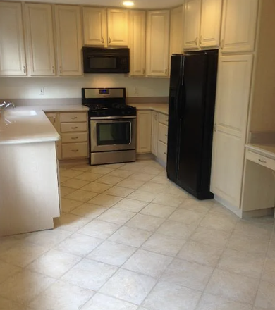 Kitchen - 4 bed 1.5 bath, house near campus