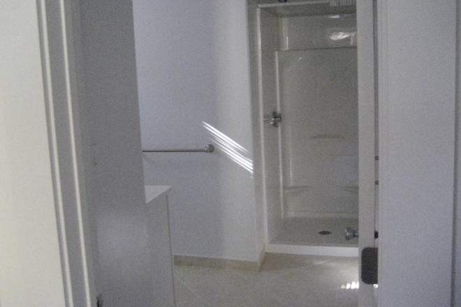 Bathroom shower - NEWLY UPDATED UNIT RIGHT NEXT TO BU CAMPUS!!! Townhome