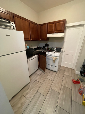 LIVING - LOCATION! RARELY AVAILABLE 2 BED SPLIT (3 BED NO LIVING ROOM)! HEAT AND HOT WATER INCLUDED!
