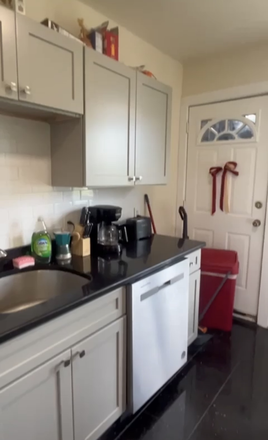 Kitchen - 5 Bed 2 Bath Appartment in Brighton Apartments