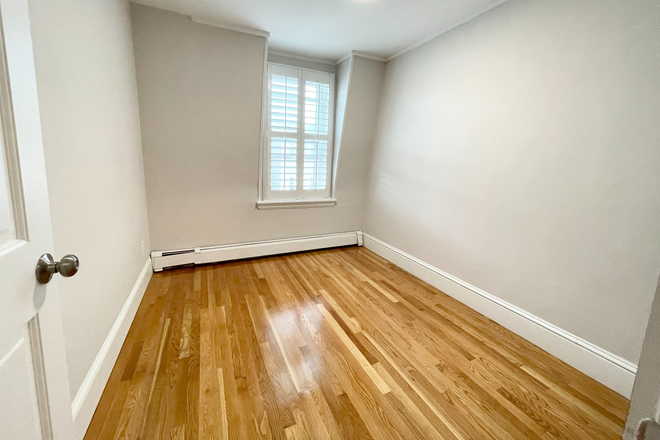 Sample Bedroom #1 - 5 Bed 2 Bath in Southie!! Perfect for Post-Grad!!