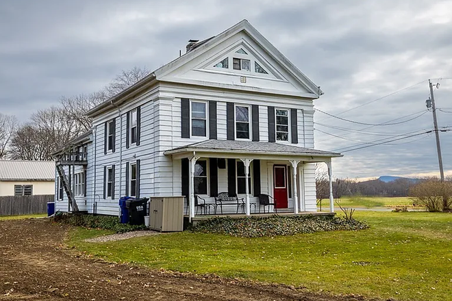 The farmhouse - Duplex - 2 units - each 3 bedrooms - farmhouse with view of Holyoke Range