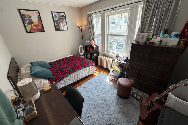 Bedroom - Prime BC Student Housing – Spacious Summer Rental at 264 Foster St
