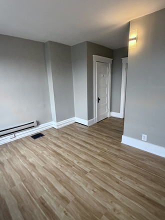 Bedroom - 5 Minute walk to campus! Apartments