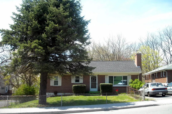 Outdoor View - 601 Giles rd (0.7 Miles from Campus)