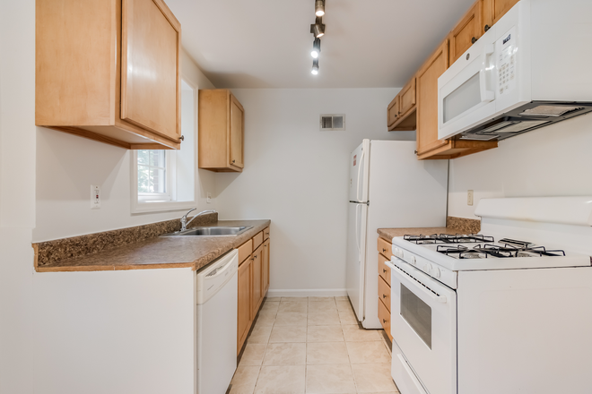 Kitchen - 5015 Blackfoot Place: 5 bedroom, 3 bath house close to public transportation