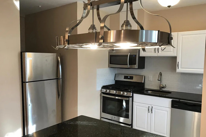 ... - MODERN EAT IN KITCHEN, SUNLIT 3 BED Condo