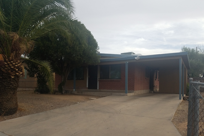 Front w/carport - Spacious 3 OR 4 Bedroom House on the Corner of Euclid and Lester!