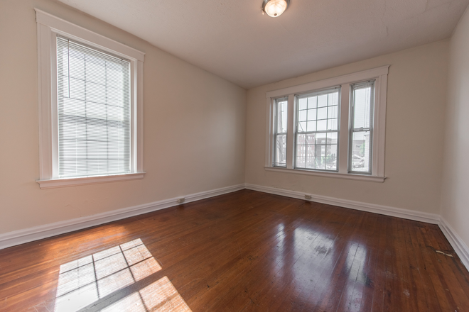 Living Space - 4 E Charlton Apartments