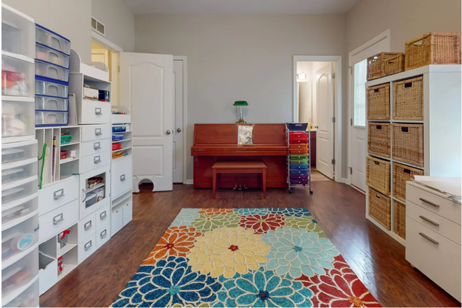 First level bedroom - Williamsburg VA Rental Available 2 bedrooms each with private bath 4 miles from campus Townhome