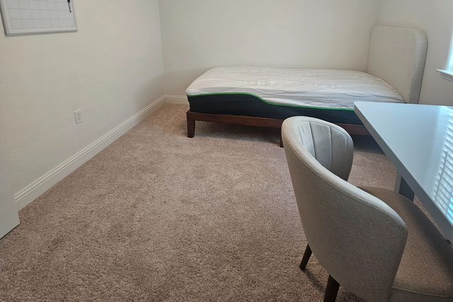 Upstairs Bedroom (Shared Bathroom) - Academic Sanctuary – Brand New Room for Rent 2 Miles from UC Merced House
