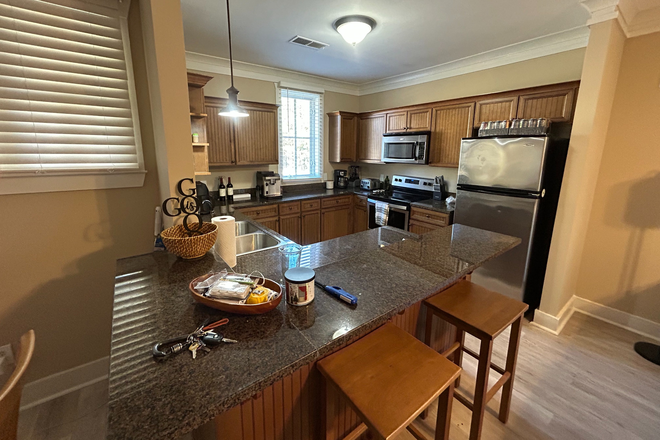 Kitchen - Three bedroom/Three bath cottage Creekside of Auburn Apartments