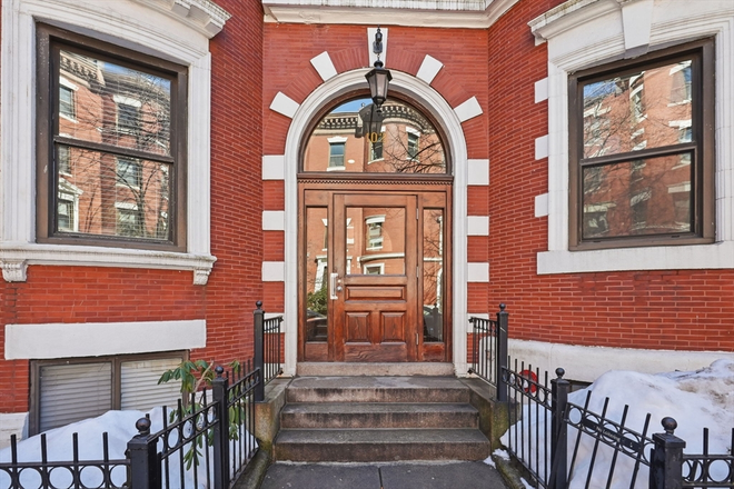 . - STUNNING 2 BED / HEATING INCLUDED, WATER + SNOW REMOVAL INCLUDED, NO BROKER FEE!! Apartments
