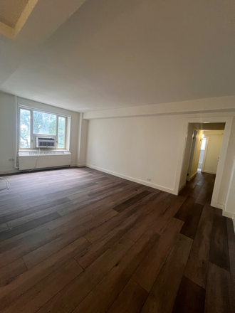 Living room/flex - Stuytown apartment, 30 min walk to WSP, Shuttle available