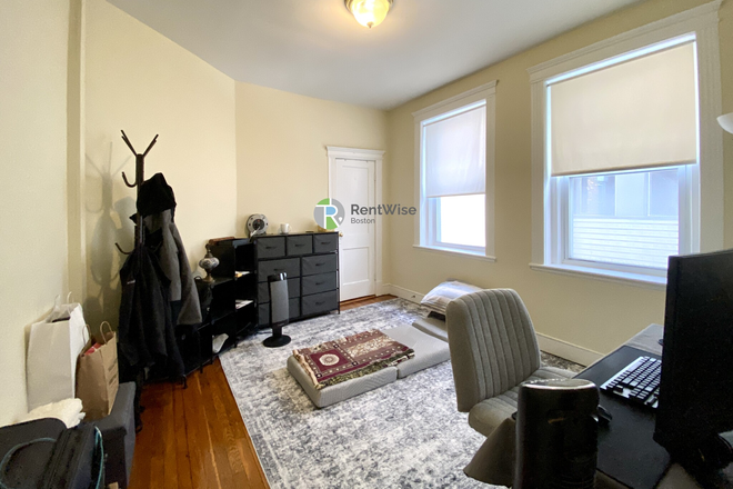 1 - NO Fee! Charming Studio close to BU. Comes with H/HW, laundry in building! Apartments