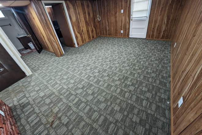 basement living room - 5B/2B, Walking dist., 200yd.to UMD, Off ST. Parking, UMD bus, fenced yard ,deck, a/c. gas heat House