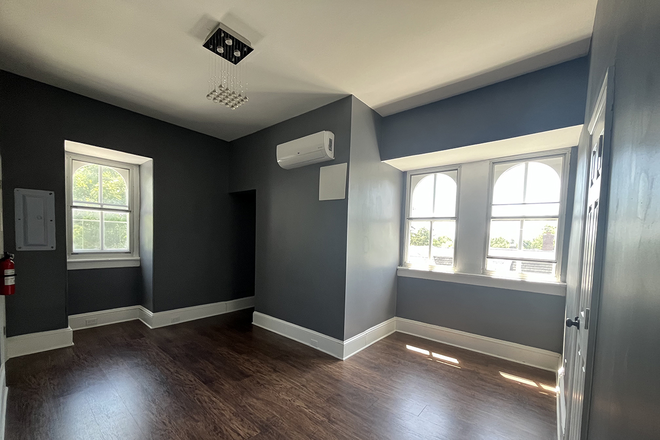 Available blue room (third-fl private BD with adjacent private BA, walk-in closet, two south-facing windows, one west-facing window, A/C) - Rooms available in shared home for female-Murray Pl-Princeton