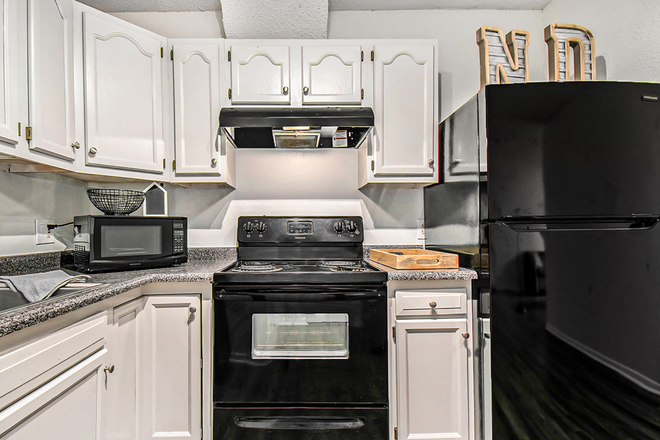 Kitchen - SUBLEASE JANUARY 1 (at The Bend Apartment) 15 minute walk to campus