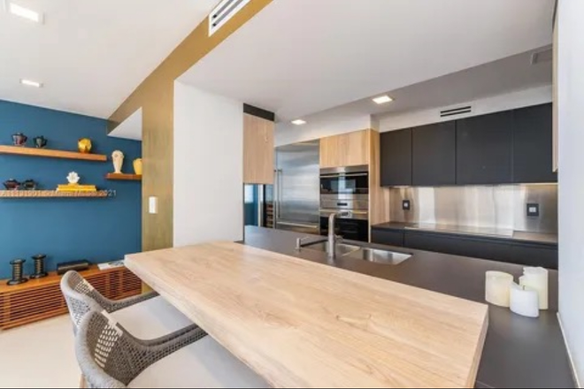 Bar height seating - Luxury 1BR Bayfront Condo — Designer Kitchen, Bay Views & Parking Included