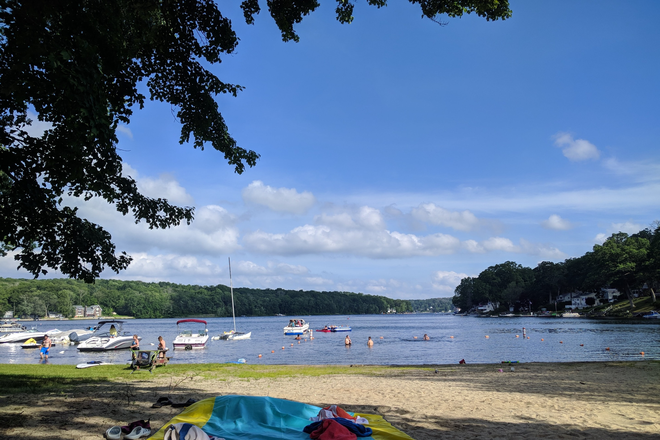 Rights to use Private beach at Lake Wangumbaug - rent school year August 2026 to May 2027 House