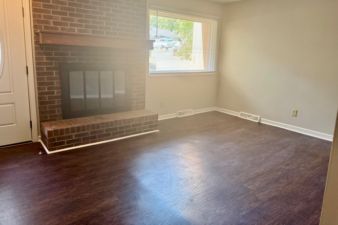 Family Room - Walkable to campus, en-suite bedrooms, upgraded finishes Townhome