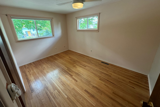 Bedroom 1 - Rooms Available in Grad Student House Near Campus