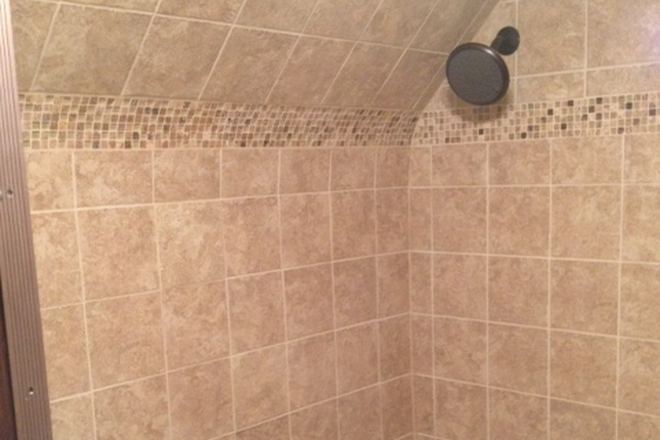 tiled shower - LARGE 8 bed, 3 bath, 3 kitchen property available for June 1st 2026! Triplex