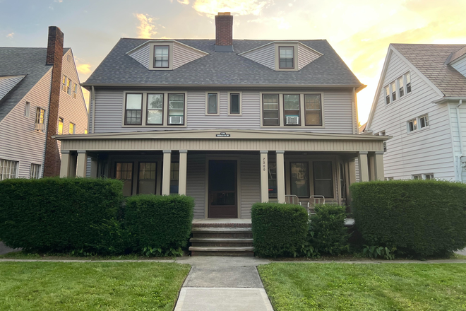 House Exterior - Front - Furnished 4 Bedroom Townhouse in Ideal Location