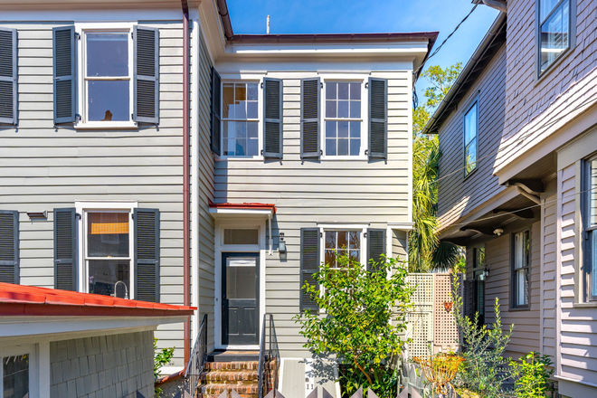 Exterior Entry - 1 Bedroom - Utilities INCLUDED!  4 Blocks from Campus Duplex