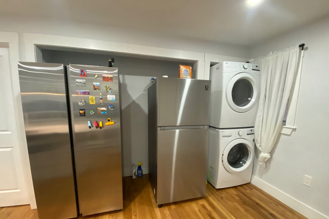 2 refrigerators - Fully Furnished Room in Brighton