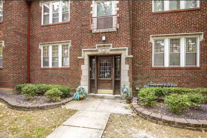Building Front - 7234 Amherst Ave, 2W, St. Louis, MO 63130 Apartments