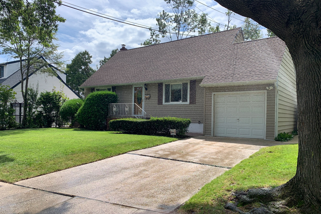 House view from street - Walking distance to campus