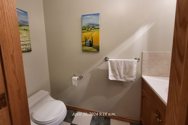 Main Floor washroom - Military Trail Best Location 1 Min Walk to UTSC student Centre. Fully Furnished Rooms. House