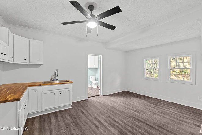 Office Space that comes w/ Master - 4/2 in the Fondren Area! 5 minutes from UMMC