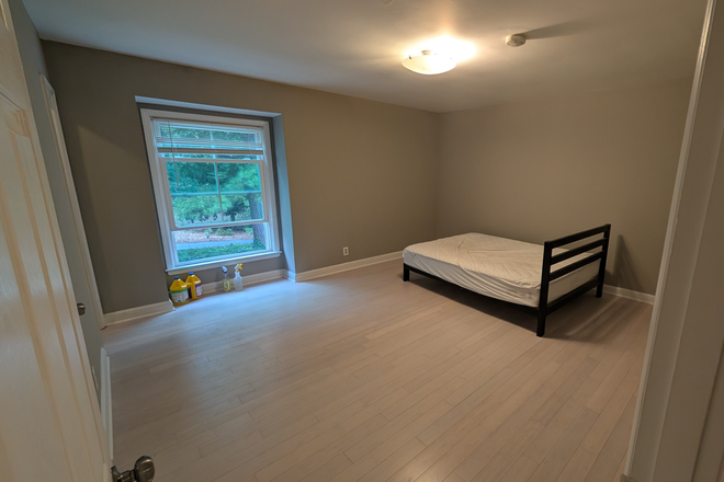 Room 1 - Walk to Emory and CDC! Updated Harwood 2bd / 2 bath Condo