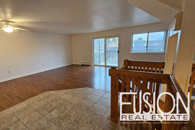 Living Room - Bright, Spacious End-Unit Townhome in South Burlington