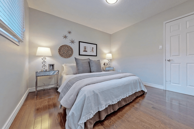 Private Bedroom (Queen bed) - Private Room at Camgreen Circle in Mississauga Utilities Included (Female Only)