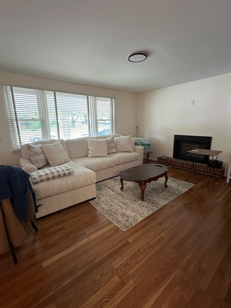 Shared living room space - College Park Woods Room Available House