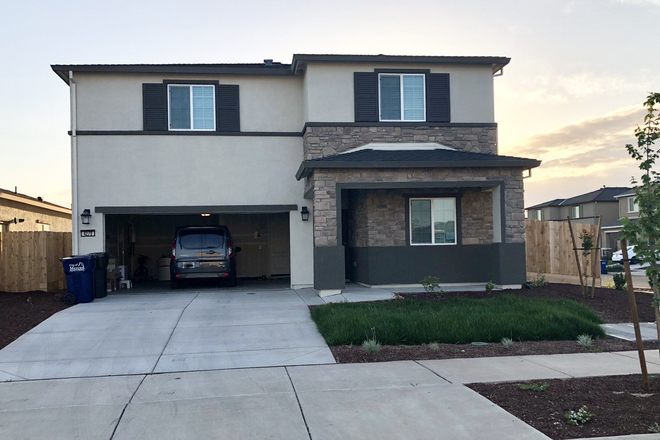 House Front, driveway shared parking - $600-$800/Mo Available For Rent within 3 miles of UCM Campus (Text 650-251-9242)