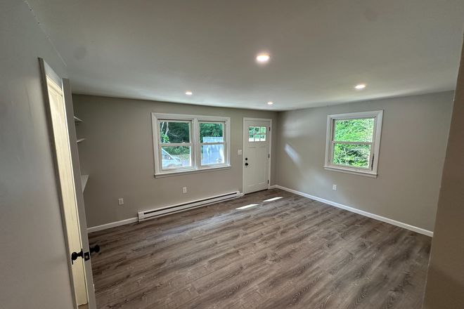 Interior - Large 6 bedroom, 3 full bath, 2 full kitchen House