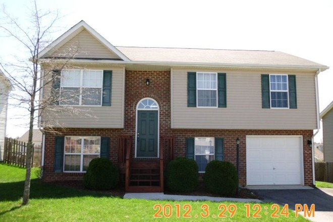  - 4 Bedroom 2.5 Bath House with 1 Car Garage