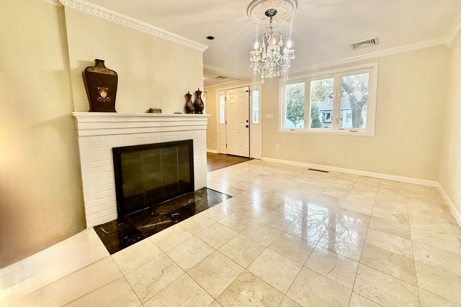Dining Area - HUGE 6-7 Bedroom 5 Bathroom Single Family House!